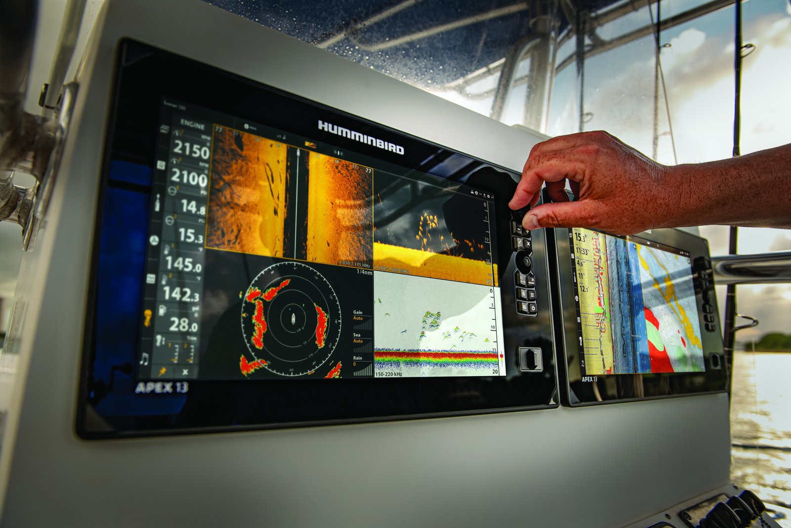Humminbird APEX 19 MEGA SI+ GPS halradar (jeladó nélkül, CHO)